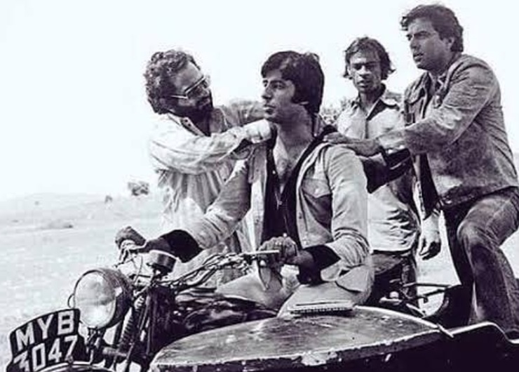 Sholay में धर्मेंद्र को वीरू नहीं बल्कि ये 2 रोल हुए थे ऑफर, ही-मैन ने बताया 'टंकी' वाला सीन था उनका फेवरेट 2 Sholay के सेट से धर्मेंद्र और अमिताभ बच्चन की तस्वीर