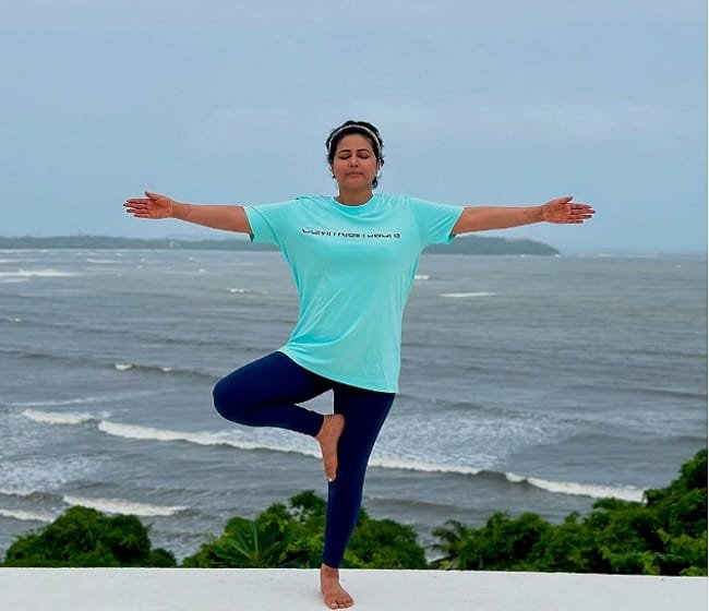 International Yoga Day 2025 योग करते हुए हिना खान 