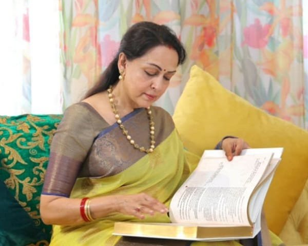 National Reading Day पर हेमा मालिनी को हुई चिंता