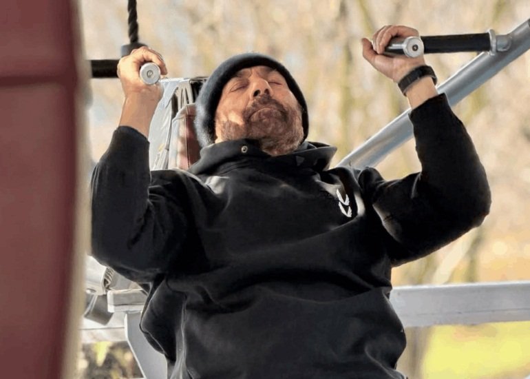 सनी देओल जिम में पसीना बहाते हुए 